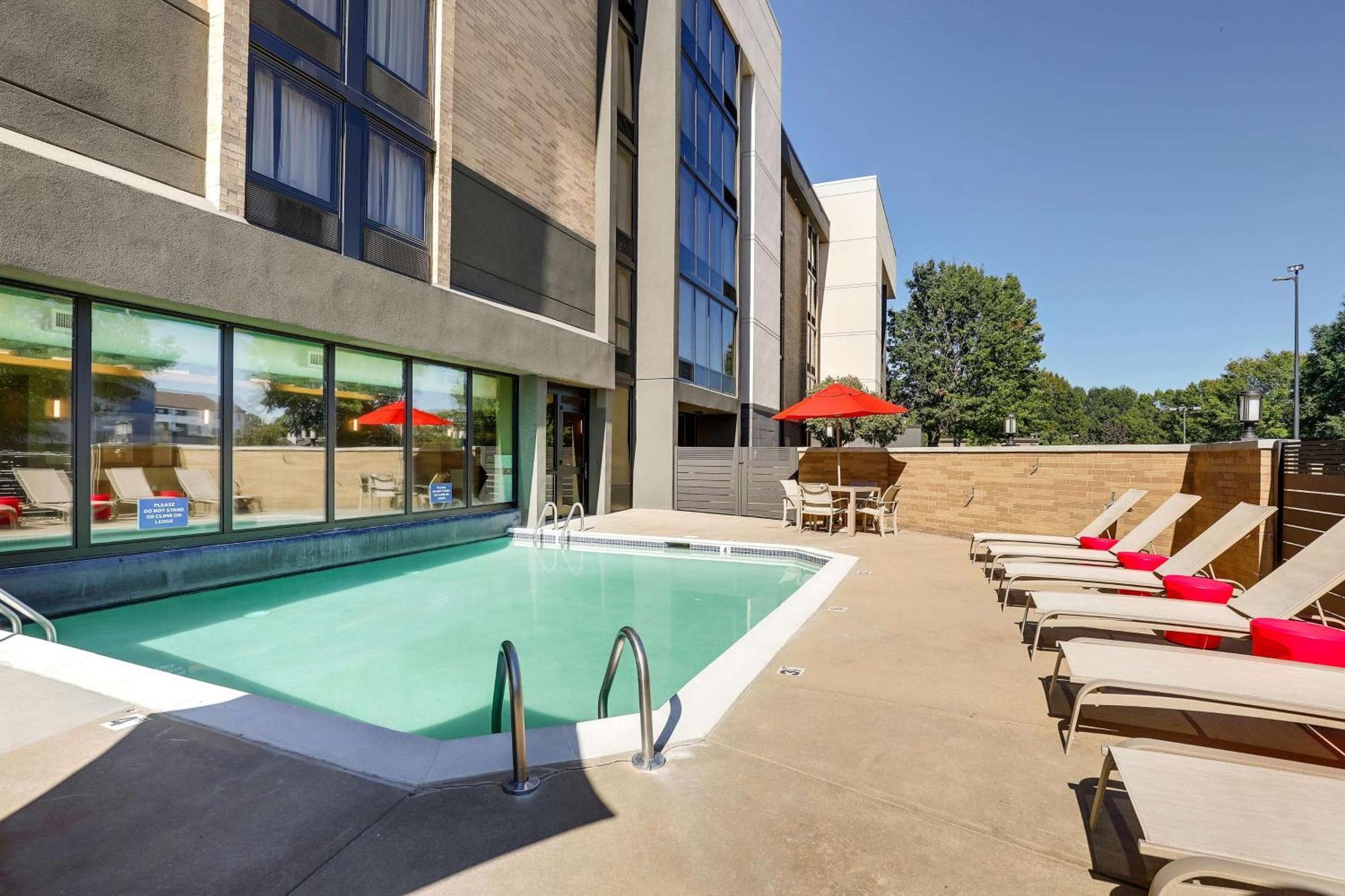 Drury Inn & Suites Charlotte University Place Экстерьер фото