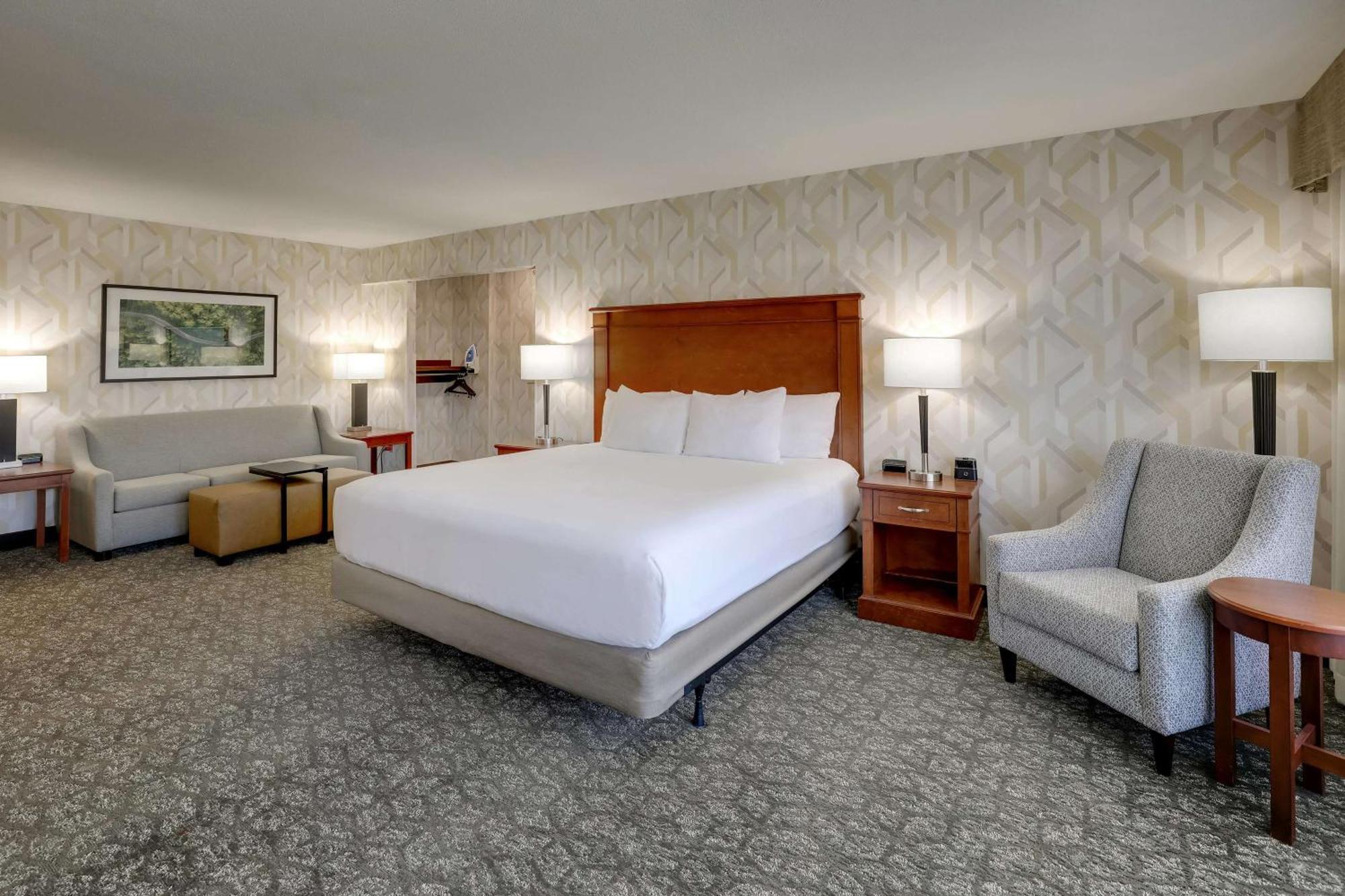 Drury Inn & Suites Charlotte University Place Экстерьер фото