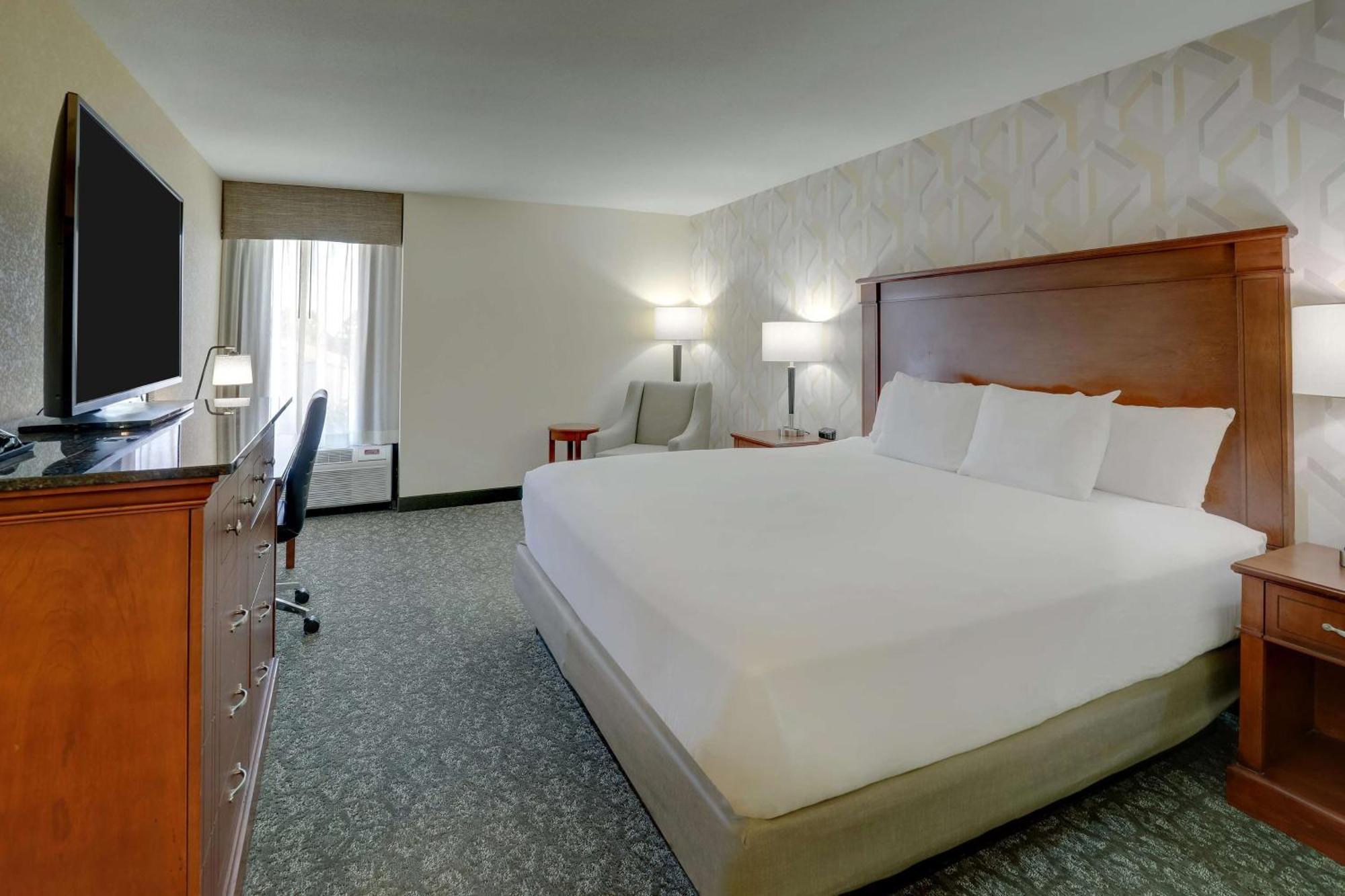 Drury Inn & Suites Charlotte University Place Экстерьер фото