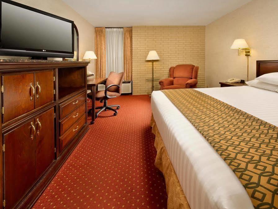 Drury Inn & Suites Charlotte University Place Экстерьер фото